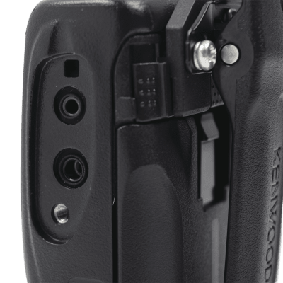 Radio portátil profesional UHF 440-480 MHz · 4 W · 16 canales · MIL-STD-810 · IP54 · VOX · Batería 12 hrs · 3 años de garantía ·Incluye antena, batería, cargador y