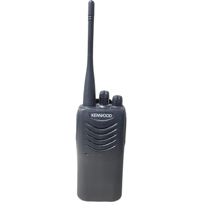 Radio portátil profesional VHF 136-174 MHz · 5 W · 16 canales · MIL-STD-810 · IP54 · VOX · Batería 12 hrs · 3 años de garantía. Incluye antena, batería, cargador y clip