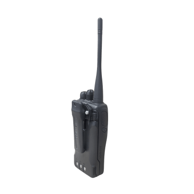 Radio portátil profesional UHF 440-480 MHz · 4 W · 16 canales · MIL-STD-810 · IP54 · VOX · Batería 12 hrs · 3 años de garantía ·Incluye antena, batería, cargador y
