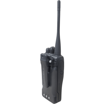 Radio portátil profesional VHF 136-174 MHz · 5 W · 16 canales · MIL-STD-810 · IP54 · VOX · Batería 12 hrs · 3 años de garantía. Incluye antena, batería, cargador y clip