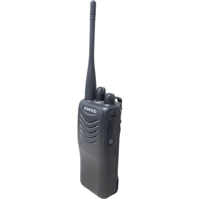 Radio portátil profesional VHF 136-174 MHz · 5 W · 16 canales · MIL-STD-810 · IP54 · VOX · Batería 12 hrs · 3 años de garantía. Incluye antena, batería, cargador y clip