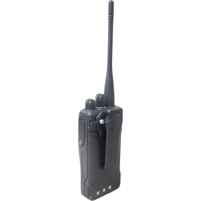 Radio portátil profesional VHF 136-174 MHz · 5 W · 16 canales · MIL-STD-810 · IP54 · VOX · Batería 12 hrs · 3 años de garantía. Incluye antena, batería, cargador y clip