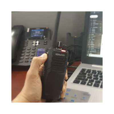 Radio portátil UHF 450-520 MHz, Digital NXDN-Analógico, 5 Watts, 64 Canales, Roaming, Encriptación, GPS*, Inc. antena, batería, cargador y clip