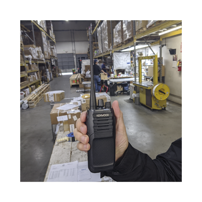 Radio portátil UHF 400-470 MHz, Digital NXDN-Analógico, 5 Watts, 64 Canales, Roaming, Encriptación, GPS*, Inc. antena, batería, cargador y clip