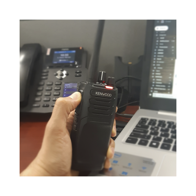Radio portátil UHF 400-470 MHz, Digital NXDN-Analógico, 5 Watts, 64 Canales, Roaming, Encriptación, GPS*, Inc. antena, batería, cargador y clip