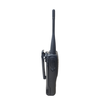 Radio portátil profesional UHF 440-480 MHz · 4 W · 16 canales · MIL-STD-810 · IP54 · VOX · Batería 12 hrs · 3 años de garantía ·Incluye antena, batería, cargador y