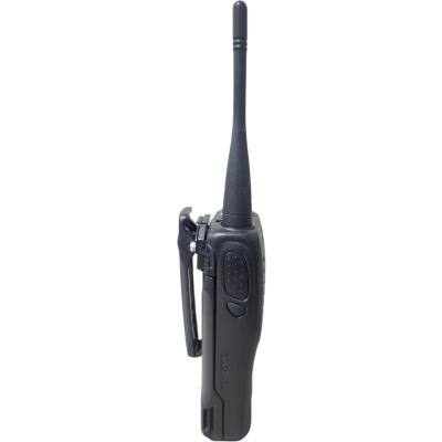 Radio portátil profesional VHF 136-174 MHz · 5 W · 16 canales · MIL-STD-810 · IP54 · VOX · Batería 12 hrs · 3 años de garantía. Incluye antena, batería, cargador y clip