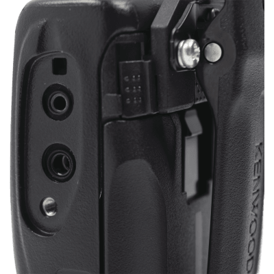 Radio portátil profesional VHF 136-174 MHz · 5 W · 16 canales · MIL-STD-810 · IP54 · VOX · Batería 12 hrs · 3 años de garantía. Incluye antena, batería, cargador y clip