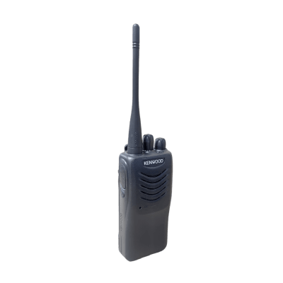 Radio portátil profesional VHF 136-174 MHz · 5 W · 16 canales · MIL-STD-810 · IP54 · VOX · Batería 12 hrs · 3 años de garantía. Incluye antena, batería, cargador y clip